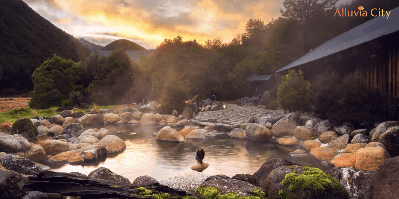 Khu tắm khoáng nóng thiên nhiên trong lòng Alluvia City Hưng Yên với khung cảnh núi rừng yên bình.